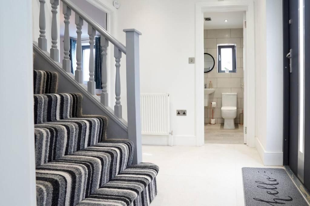 Home From Home - 4 Double Bed House With Parking Slough Extérieur photo