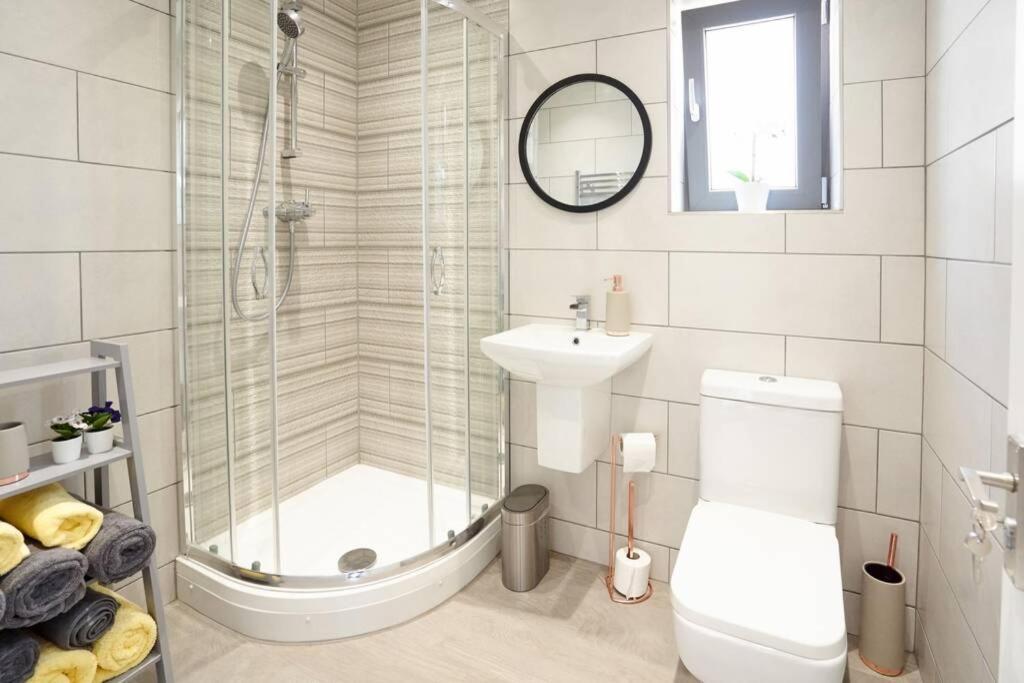 Home From Home - 4 Double Bed House With Parking Slough Extérieur photo