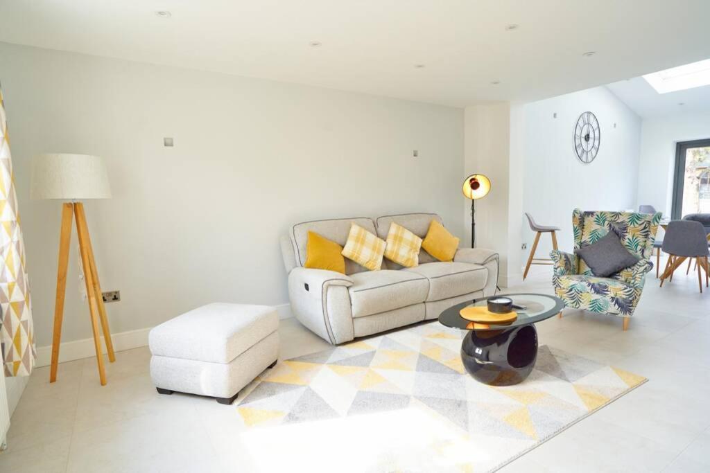 Home From Home - 4 Double Bed House With Parking Slough Extérieur photo