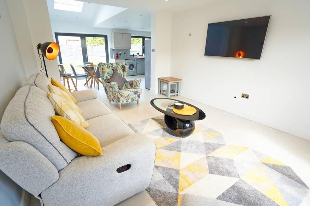 Home From Home - 4 Double Bed House With Parking Slough Extérieur photo