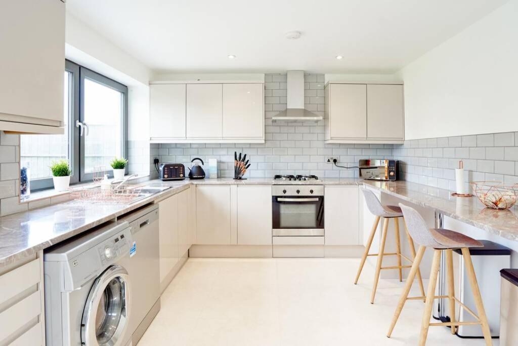 Home From Home - 4 Double Bed House With Parking Slough Extérieur photo