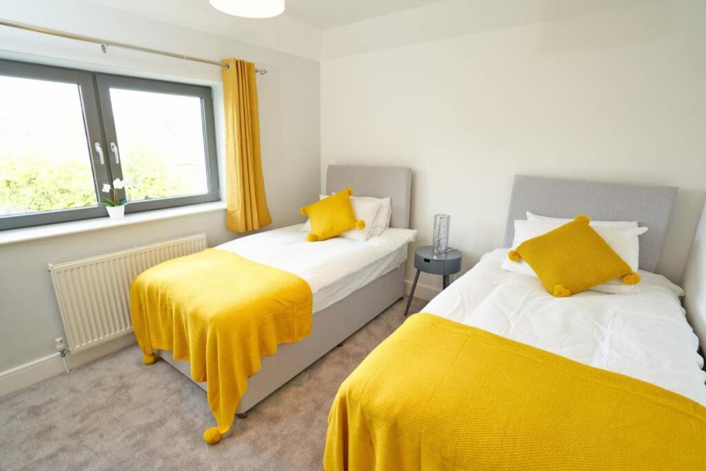 Home From Home - 4 Double Bed House With Parking Slough Extérieur photo